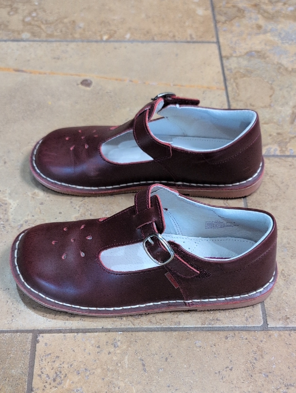 L'Amour girl shoes. Red. Size 4. - Picture 2 of 9